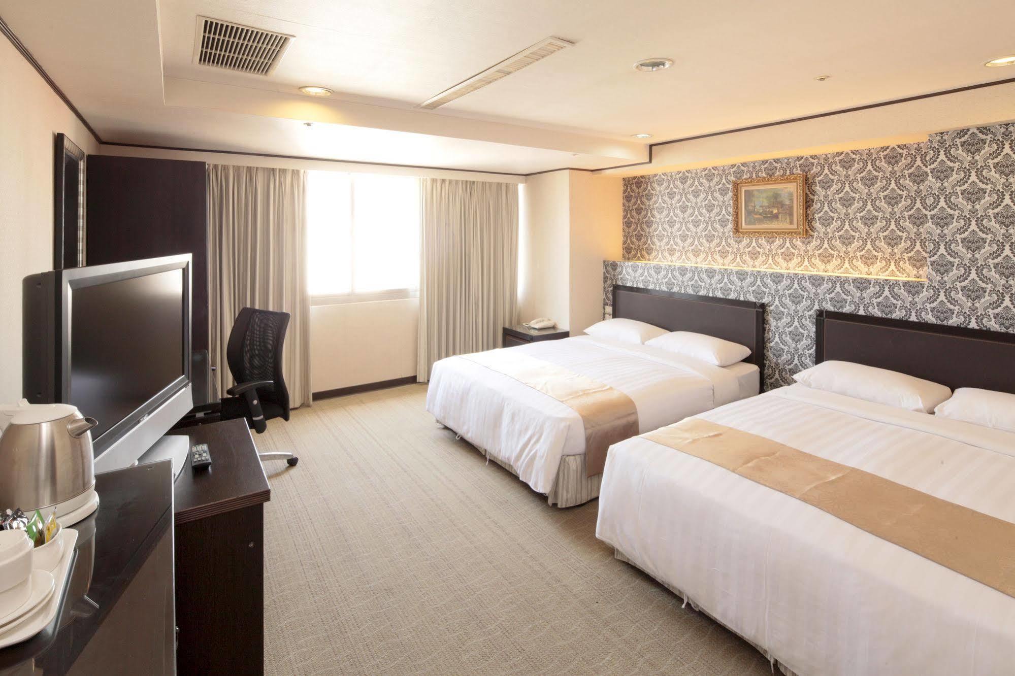 Lincoln Hotel Tainan Extérieur photo