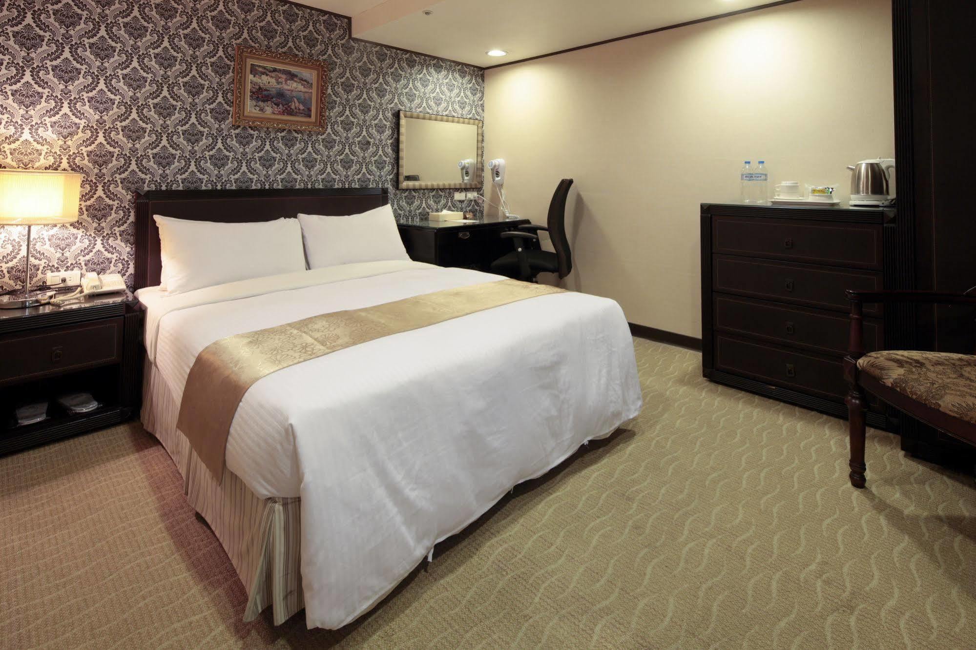 Lincoln Hotel Tainan Extérieur photo